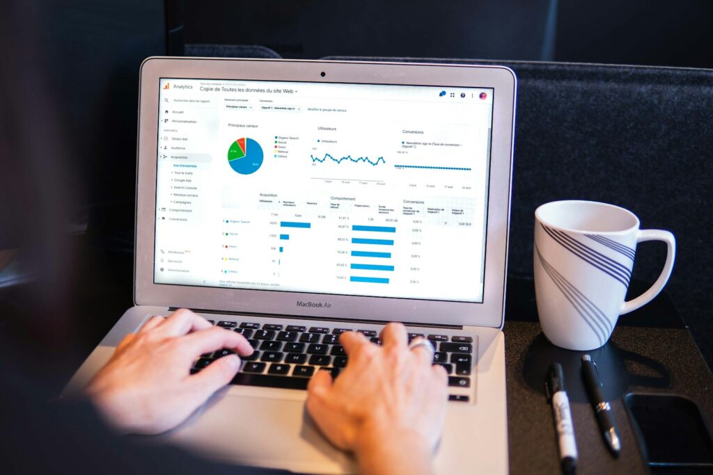 evei7mocsmw - Google Analytics reports that are quick and easy to read... person using macbook pro on black table