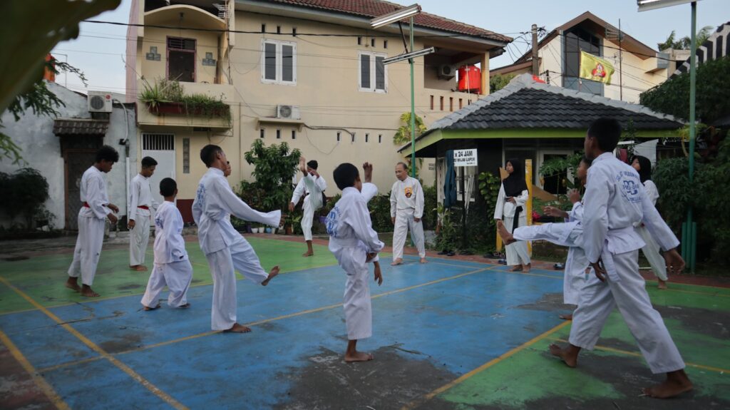 fuqwi a6tks - How to Create a Seamless Onboarding Journey for New Martial Arts Students A group of people practicing karate on a court