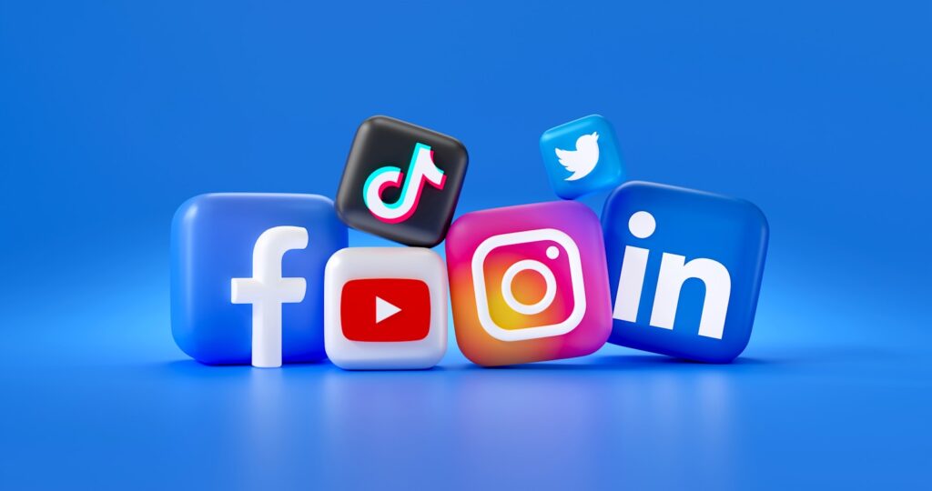 hbkpndvc ic - Facebook Canvas a group of different social media logos