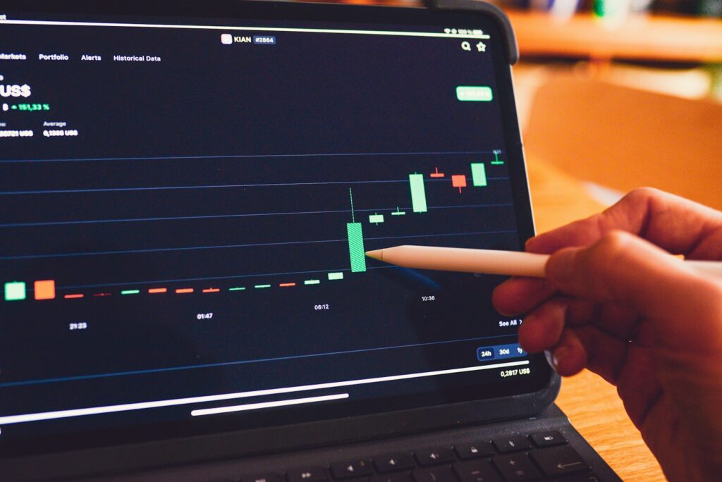 uqilkdhwifw - Facebook Marketing Tips #3: Tracking performance a person is holding a pencil in front of a laptop
