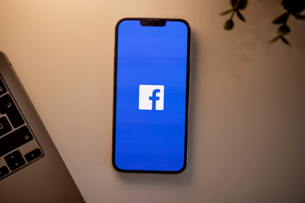 xh3k8 vfl8s - How to design a Martial Arts School Facebook Advert that converts a cell phone on a table